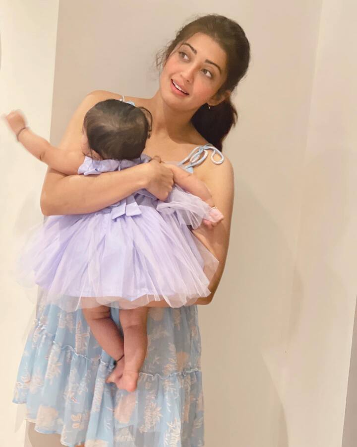 ఇప్పుడు కూడా ఫోటోలు పెట్టినా పాప ముఖం కనిపించకుండా కవర్ చేసింది. -Image Credit: Pranitha Subhash/Instagram