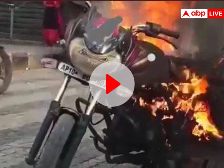 man sets his motorcycle on fire when police stopped him driving wrong side in Hyderabad viral video on social media Wrong Side ड्राइविंग कर रहा था शख्स, पुलिस ने रोका तो बाइक में लगा दी आग, Video वायरल