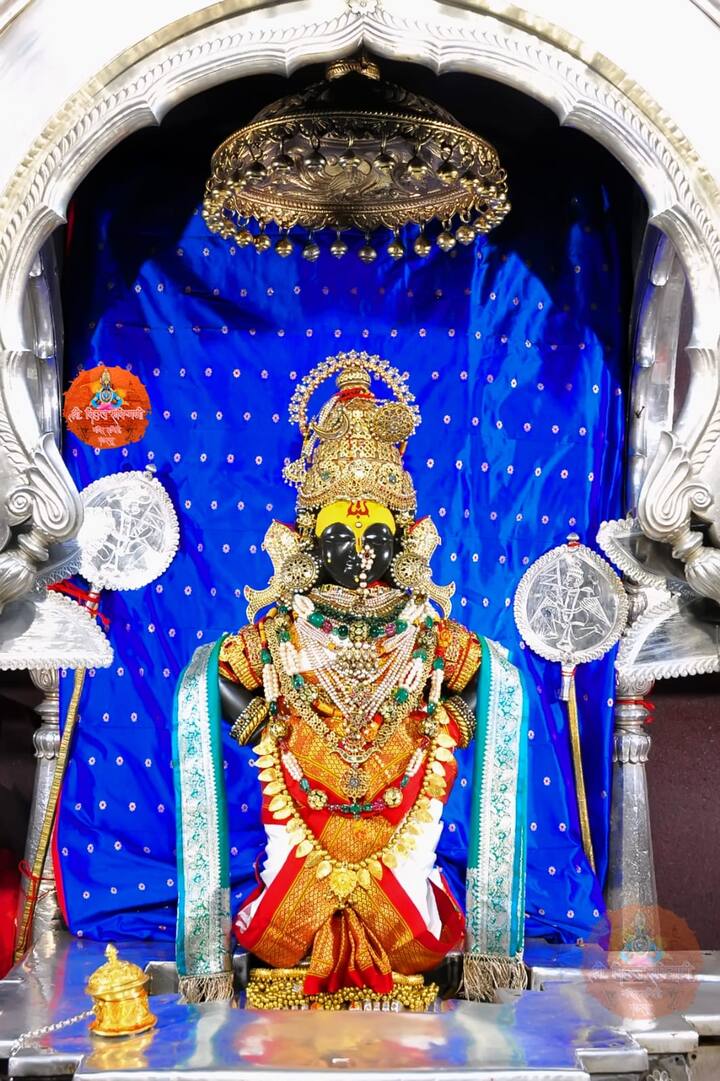 तर विठुरायला मौल्यवान पारंपरिक अलंकारात आणि पोशाखात सजविण्यात आले आहे