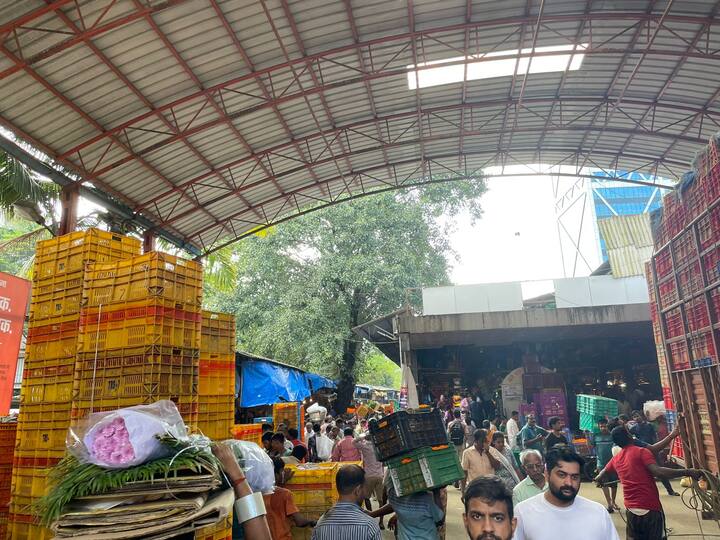 अवकाळी पावसामुळे झेंडूच्या फुलांचे नुकसान झाले. त्यामुळे झेंडूचा भाव हा वधारलेला दिसत आहे.