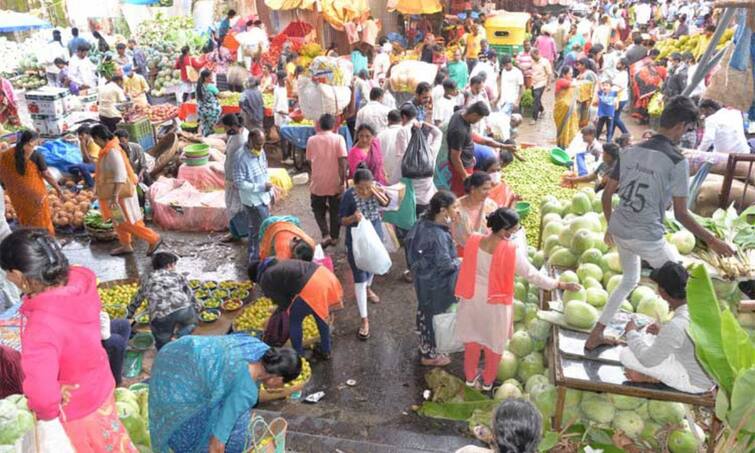 Due to increase in prices of goods due to Ayudha Poojai festival sales are low TNN ஆயுதபூஜையால் பொருட்களின் விலை உயர்வு; விற்பனை குறைவால் வியாபாரிகள் வேதனை