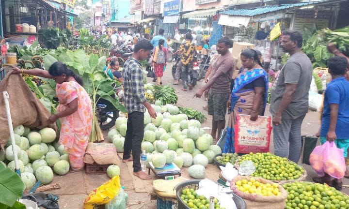 ஆயுதபூஜையால் பொருட்களின் விலை உயர்வு; விற்பனை குறைவால் வியாபாரிகள் வேதனை