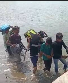 Photo : गावाला तिन्ही बाजूनं पाण्याचा वेढा, शाळेत जायला रस्ताच नाही