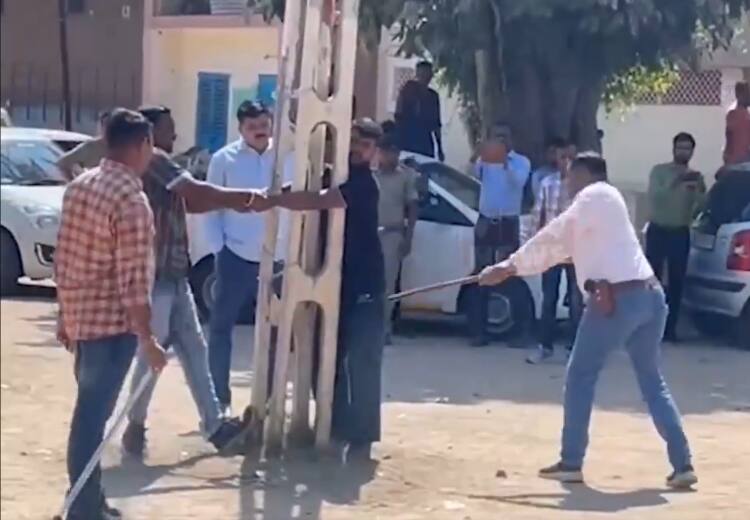 Public Flogging By Gujarat Cops against Muslims accused of stone pelting in Navratri Garba Event Video Goes Viral Gujarat News: गरबा कार्यक्रम में पत्थरबाजी, भीड़ के बीच पुलिस ने आरोपियों को खंभे से बांधकर पीटा