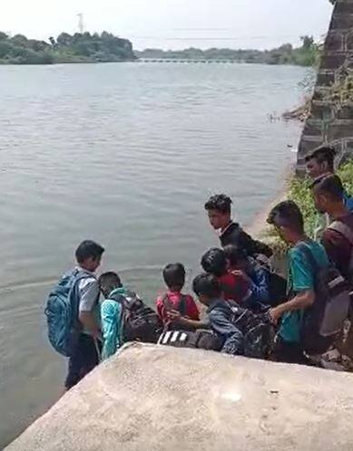 पाण्यामुळं मोंढाळा गावात जाण्यासाठी आता रस्ताच नाही.