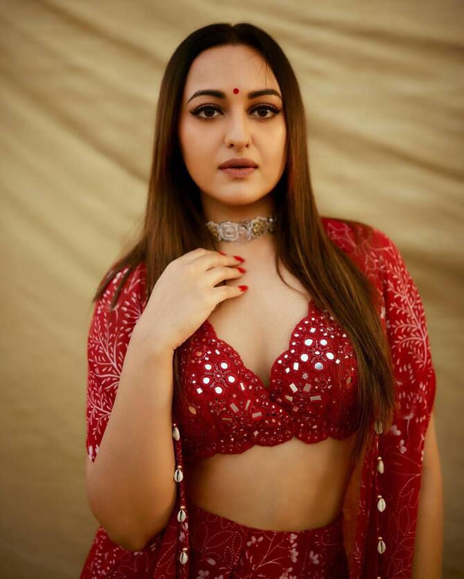 Sonakshi Sinha Stunning Red Lehenga Navratri Special Look Giving Festive  Vibes See Photos | सुर्ख लाल लहंगा पहन Sonakshi Sinha लगीं बला की खूबसूरत,  संस्कारी अवतार में बिखेरी अंदाएं