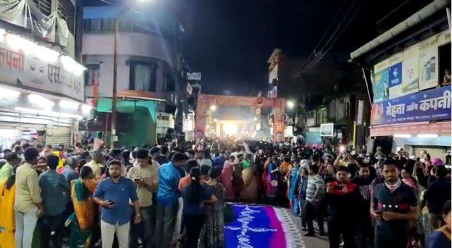 नगरप्रदक्षिणा मार्गावर दर्शनासाठी भाविकांनी गर्दी केली होती. भक्तांनी रांगोळी, फुलांच्या पायघड्या घातल्या होत्या.