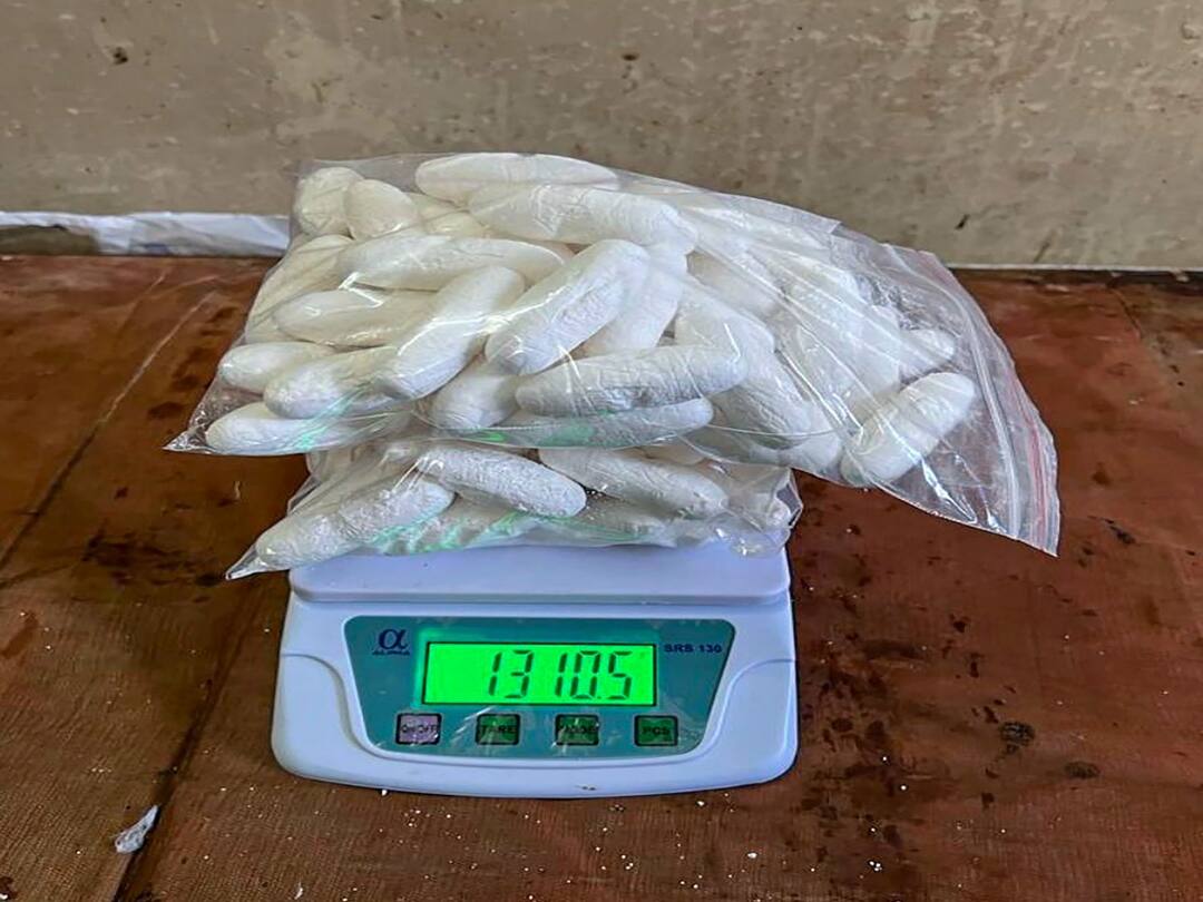 Cocaine Seized In Mumbai: లోదుస్తుల్లో దాచి కొకైన్ అక్రమ రవాణా- ముంబయి ఎయిర్పోర్ట్లో పట్టుకున్న అధికారులు! Cocaine Seized In Mumbai Worth Rs 9.8 Crore Seized From Man At Mumbai Airport, Arrested Cocaine Seized In Mumbai: లోదుస్తుల్లో దాచి కొకైన్ అక్రమ రవాణా- ముంబయి ఎయిర్పోర్ట్లో పట్టుకున్న అధికారులు!