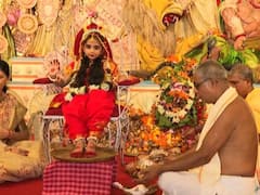 না পোহায় যেন নবমী নিশি, শেষ বেলায় মণ্ডপে মণ্ডপে কুমারী পুজোর আয়োজন