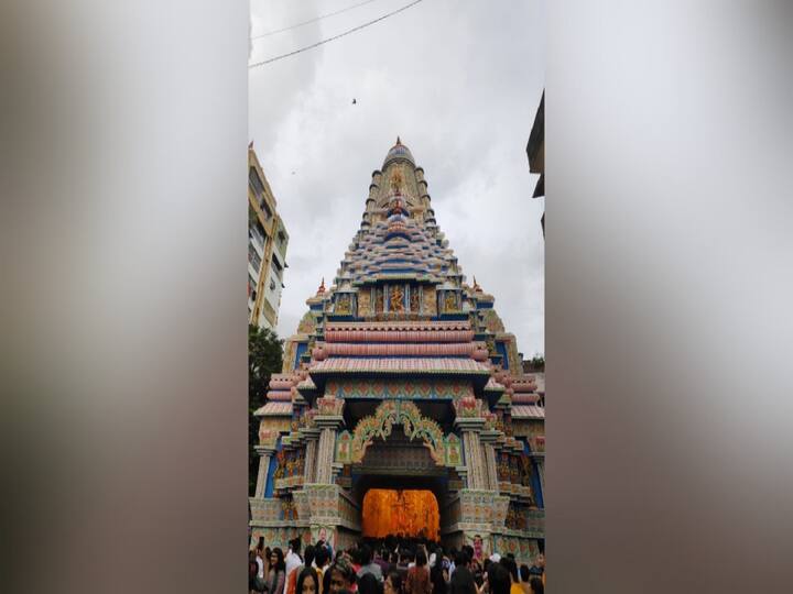 Ekdalia Evergreen: The Ekdalia Evergreen Club, which has been a fixture in south Kolkata since 1943, is one of the nation's capital's most well-known Durga Puja pandals. This Durga Puja pandal is tastefully decorated during Kolkata's busiest festival season, and Ekdalia Evergreen Club stands out from the crowd. (Image Source: Utsa Ganguly)