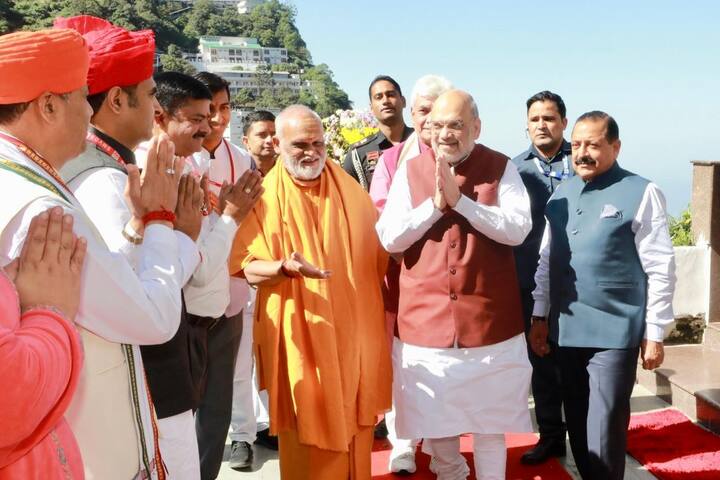 जम्मू-कश्मीर के दौरे के दूसरे दिन अमित शाह ने कटरा में माता वैष्णो देवी मंदिर में दर्शन किए.