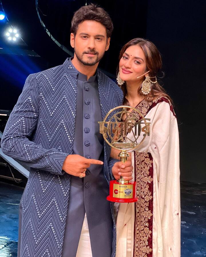 नुसरत यश दासगुप्तासोबतचे फोटो सोशल मीडियावर शेअर करत असते. या जोडीला एक मुलगा देखील आहे. पती निखिल जैनसोबत घटस्फोट घेतल्यानंतर नुसरत प्रसिद्धीच्या झोतात आली होती. (Photo : @ nusratchirps/IG)