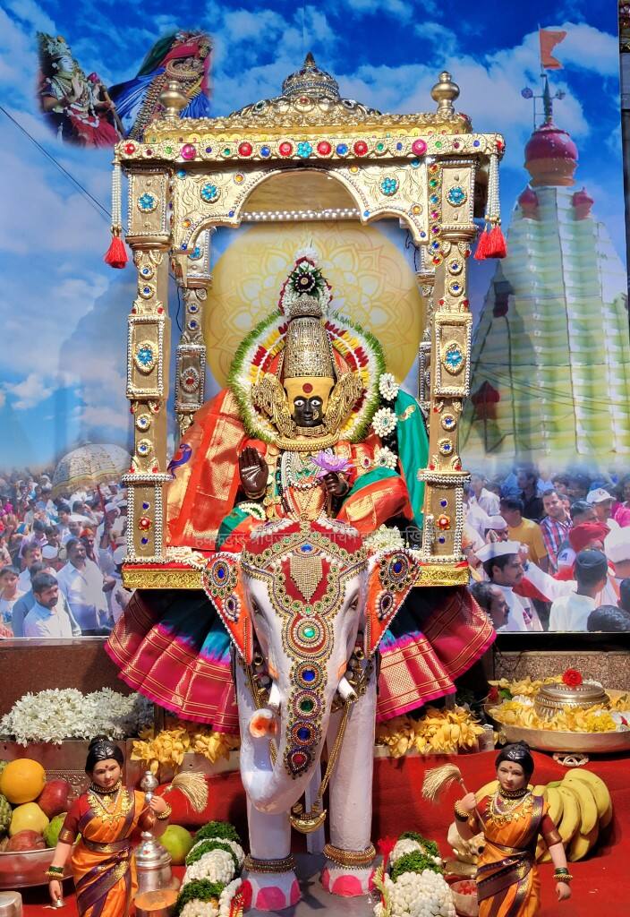 ललिता पंचमीला करवीर निवासिनी अंबाबाईची गजारुढ रुपात पूजा बांधण्यात आली.