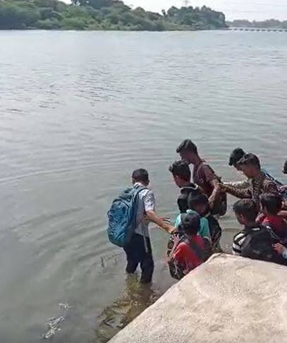 ल्या दोन महिन्यापासून पिंपरी प्रा उत्राण या गावचे 70 ते 80 विद्यार्थी शाळेत जाऊ शकले नाहीत.
