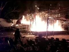 इटावा में रामलीला मंच और पंडाल में लगी भीषण आग, लोगों ने भाग कर बचाई जान