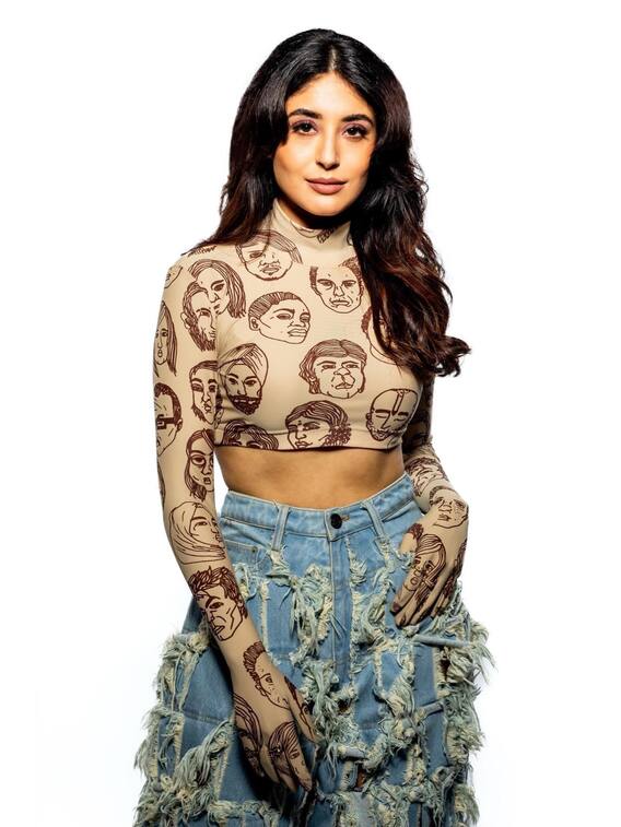 बेहद स्टाइलिश है कृतिका कामरा का ये लुक