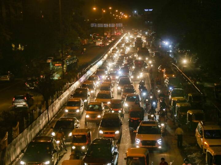 Delhi Traffic: दशहरा से पहले दिल्ली में कई जगहों पर लगा लंबा ट्रैफिक जाम, रेंगती नजर आई गाड़ियां Delhi Traffic jams in several parts of the city result of festive celebration Delhi Traffic: दशहरा से पहले दिल्ली में कई जगहों पर लगा लंबा ट्रैफिक जाम, रेंगती नजर आई गाड़ियां