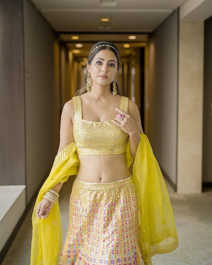 हिना खान पिवळ्या ड्रेसमध्ये आणि हलक्या मेकअपमध्ये खूपच सुंदर दिसत आहे.(फोटो सौजन्य :realhinakhan/इंस्टाग्राम)