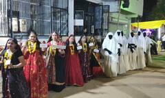 Navratri 2022 : અમદાવાદના ગરબામાં ભૂલભુલૈયાનાં 'પંડિત'ની સાયકલ પર એન્ટ્રી, જુઓ કેવા સર્જાયા દ્રશ્યો