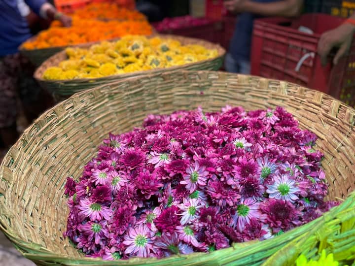 तर शेवंती 160  रुपये प्रति किलो, रजनीगंधा - ३०० रुपये प्रति किलो , लिली -400  रुपये प्रति किलोने विकला जात आहे