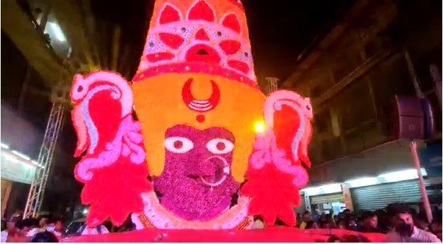 आकर्षक आणि रंगीबेरंगी विद्युत प्रकाशझोताने मार्ग उजळून निघाला होता.