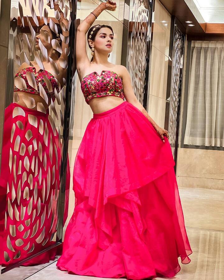 येथे अवनीत बिनधास्तपणे वेगवेगळ्या पोझ देताना दिसत आहे. तिच्या या लूकचे कौतुक करण्यापासून चाहते स्वतःला रोखू शकत नाहीत.(फोटो सौजन्य :/avneetkaur_13/इंस्टाग्राम)