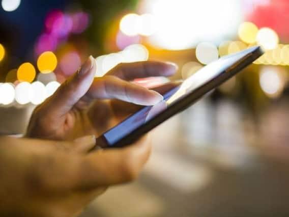 SBIએ કહ્યું કે, બેન્ક એકાઉન્ટ નંબર, પાસવર્ડ, એટીએમ કાર્ડનો નંબર કે પછી કોઇની તસવીર ખેંચીને પણ તમારી જાણકારી લીક થવાનો ખતરો રહે છે. તમારુ એકાઉન્ટ પુરેપુરુ ખાલી થઇ શકે છે.