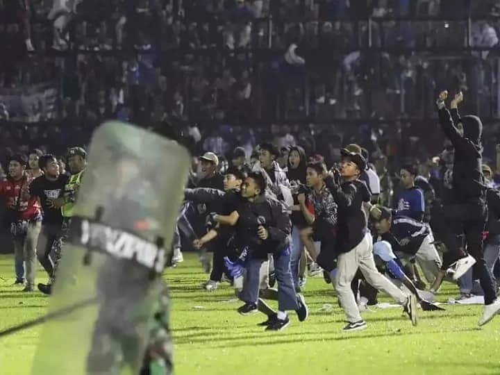 Death toll in football match violence reaches 131 in Indonesia Indonesia: फुटबॉल मैच हिंसा में मरने वालों की तादाद 131 पहुंची, स्टेडियम में मच गई थी भगदड़