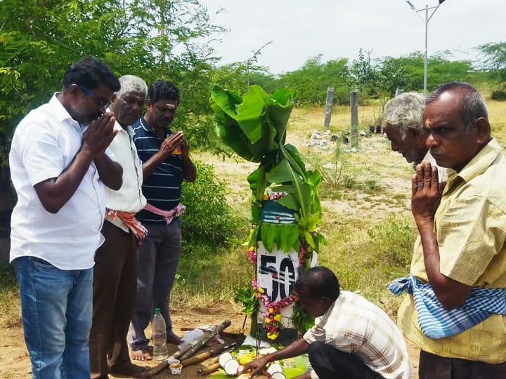 கரூரில்  விவேக் பட பாணியில்  மைல் கல்லுக்கு பூஜை போட்ட  பணியாளர்கள்