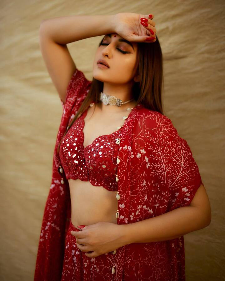 अशा परिस्थितीत ती सोशल मीडियावर चांगलीच सक्रिय झाली आहे. इन्स्टाग्रामवर सोनाक्षीचा नवा अवतार अनेकदा पाहायला मिळतो. (फोटो सौजन्य:aslisona/इंस्टग्राम)