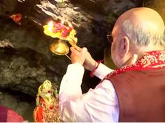 Photos: नवरात्र के आखिरी दिन मंदिरों में उमड़ी भक्तों की भीड़, माता वैष्णो देवी के दरबार पहुंचे अमित शाह, CM योगी ने किया कन्या पूजन