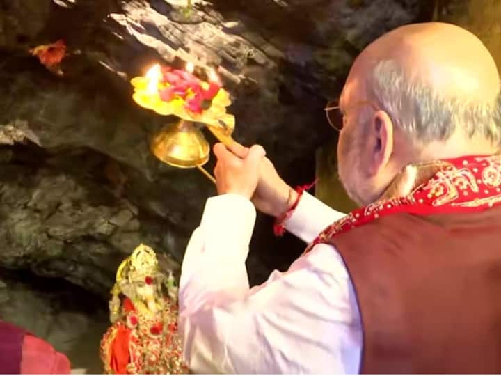 केंद्रीय मंत्री अमित शाह ने माता वैष्णो देवी के भवन में जाकर पूजा की और उनका आशीर्वाद लिया.