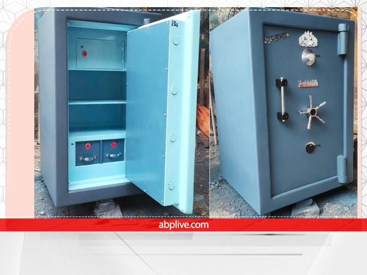 जयंती का उपाय- नवरात्रि के दिनों में कलश में जौ बौने की परंपरा है. जब इन जौ से अंकुर निकल आते हैं उसे जयंती कहा जाता है. दशहरा के दिन इन जयंती को लाल कपड़े में बांधकर तिजोरी में रख दें. ऐसा करने से घर में सुख-समृद्धि आती है.