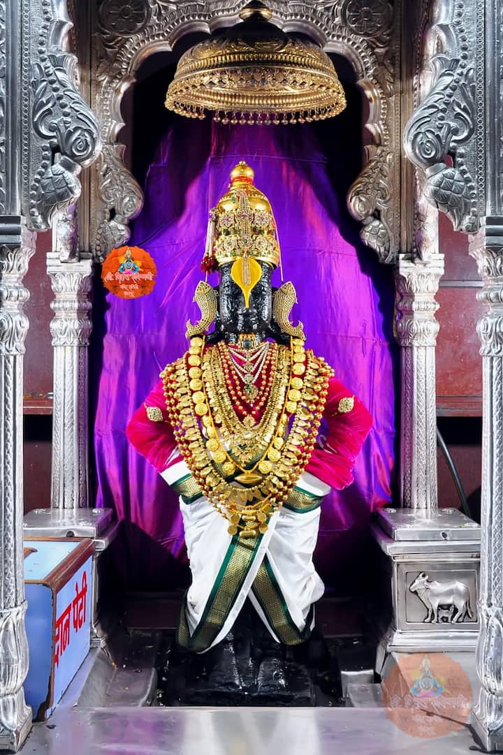 शारदीय नवरात्रीचा आठव्या दिवशी  रुक्मिणी माता   दुर्गादेवीच्या रुपात सजली.