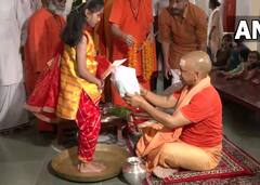 Navratri 2022 Kanya Pujan: ગોરખનાથ મંદિરમાં  UP CM યોગી આદિત્યનાથે કર્યું કન્યા પૂજન, જુઓ તસવીરો