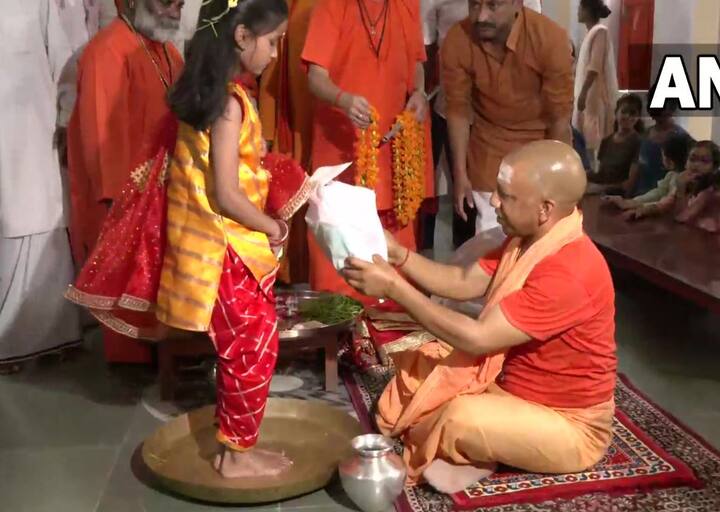 ઉત્તર પ્રદેશના મુખ્યમંત્રી યોગી આદિત્યનાથે નવમીના અવસરે સવારે ગોરખનાથ મંદિરમાં કન્યા પૂજન કર્યું હતું.