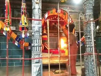 Ayudha Pooja ceremony held at Dharumapuram Atheenam TNN ஆயுத பூஜை விழா:  பல்லக்குகளுக்கு  தருமபுரம் 27 -வது ஆதீனகர்த்தர் சிறப்பு வழிபாடு