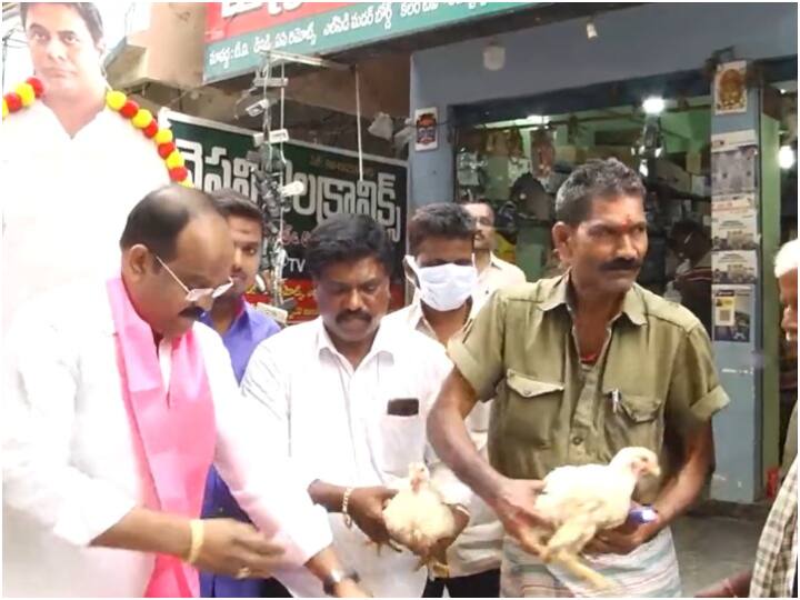 TRS leader Rajanala Srihari distributes liquor bottles and chicken to locals in telangana Telangana: शराब और मुर्गा बांटते दिखे टीआरएस नेता, लोगों की लगी लंबी लाइन, देखें वीडियो