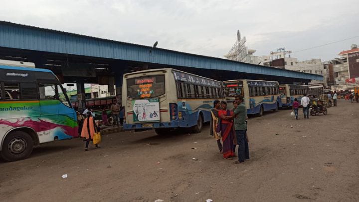 அடிப்படை வசதிகள், சுகாதாரமின்றி இருக்கும்  திருச்சி  மத்திய பேருந்து  நிலையம்