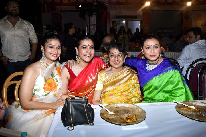 মুম্বইয়ের দুর্গাপুজোর মধ্যে অন্যতম মুখার্জি বাড়ির পুজো। সেই পুজো ঘিরে প্রতিবছর তারকা সমাগম হয়। প্রবাসী বাঙালিরাও পুজো দেখতে আসেন। পুজোর একফাঁকে কাজল, তনুজা, রানি মুখোপাধ্যায় এবং তানিশা মুখোপাধ্যায়। ছবি: পিটিআই