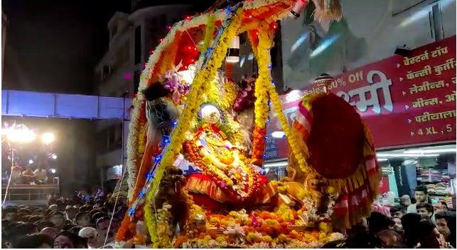 गेली दोन वर्ष कोरोना निर्बंधामुळे फक्त मानकऱ्यांच्या उपस्थितीत हा नगरप्रदक्षिणा सोहळा पार पडला होता. यावेळी मात्र या सोहळ्यासाठी भाविकांची अलोट गर्दी पाहायला मिळाली.