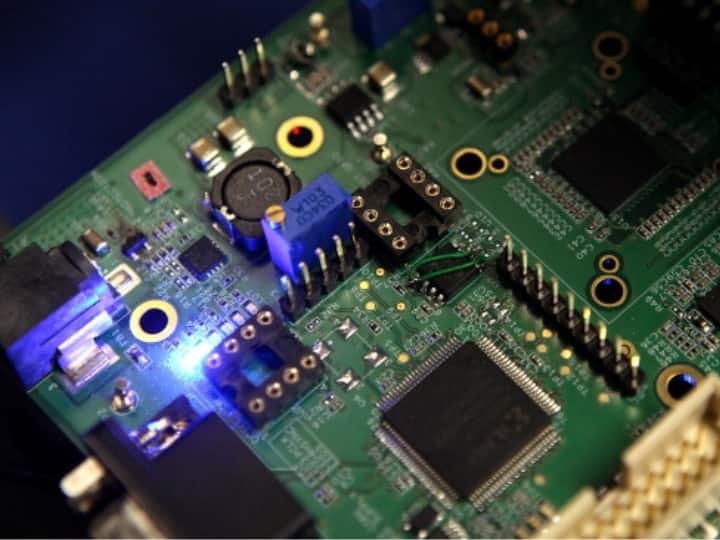 Reliance Industries HCL Might Pick Up Stake In ISMC Analog For Semiconductor Manufacturing Semicon India: सेमीकंडक्टर मैन्यूफैक्‍चरिंग के क्षेत्र में उतर सकती है रिलायंस - HCL, ISMC Analog में ले सकती है हिस्सेदारी!