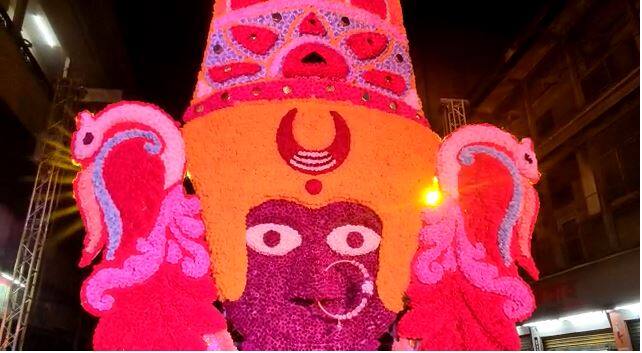 भालदार, चोपदार, रोषणनाईक असा शाही लवाजमा, फुलांनी सजलेले चांदीचे वाहन आणि त्यात करवीरनिवासिनी श्री अंबाबाईची उत्सवमूर्ती अशा मंगलमय वातावरणात रात्री कोल्हापूरच्या अंबाबाई देवीची नगरप्रदक्षिणा झाली.