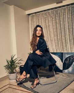 In Pics: बॉस लुक में छा गईं रिया चक्रवर्ती, ब्लैक कोट-पैंट पहन दिए एक से बढ़कर एक Killer पोज