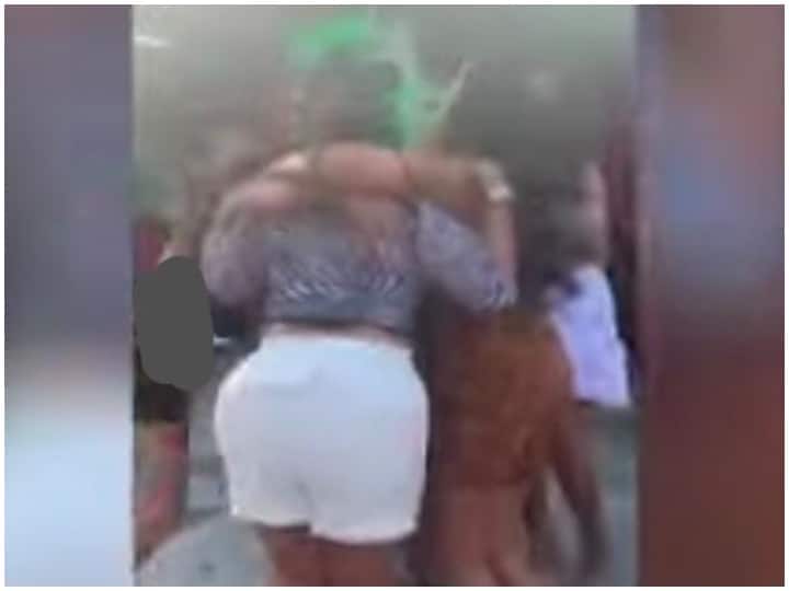 Trending Video: seven woman dance on road suddenly fall into sinkhole during birthday party in brazil Viral Video: રસ્તાં પર નાચી રહી હતી છોકરીઓ, અચાનક ધરતી ફાટી ને એમાં સમાઇ ગઇ.................