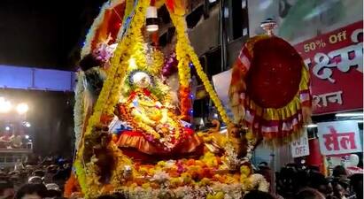 भालदार, चोपदार, रोषणनाईक असा शाही लवाजमा, फुलांनी सजलेले चांदीचे वाहन आणि त्यात करवीरनिवासिनी श्री अंबाबाईची उत्सवमूर्ती अशा मंगलमय वातावरणात रात्री कोल्हापूरच्या अंबाबाई देवीची नगरप्रदक्षिणा झाली.