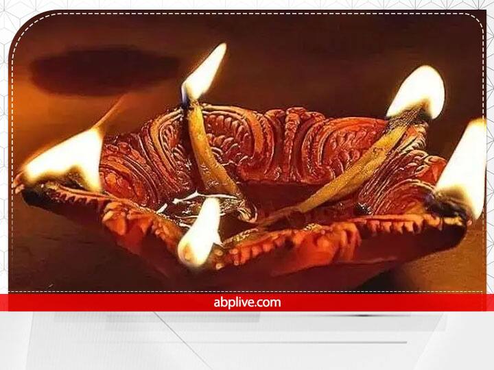 चौमुखा दीपक का उपाय- वास्तु शास्त्र के अनुसार, दशहरा की शाम को दक्षिण दिशा की ओर चौमुखा दीपक जलाना शुभ होता है. ऐसा करने से सारे दुख दर्द खत्म हो जाते हैं और सुख-संपत्ति की प्राप्ति होती है.