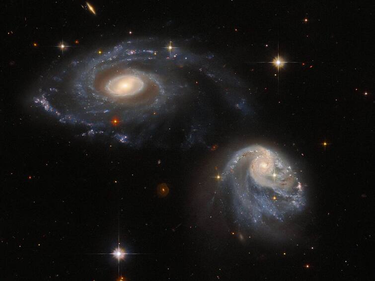 Hubble space Telescope image shows a pair of interacting galaxies known as Arp Madore 608-333 Hubble space Telescope image: விண்வெளியில் மோதுவது போன்று இரு அண்டங்கள்; கிளிக்செய்த ஹப்பிள் தொலைநோக்கி..