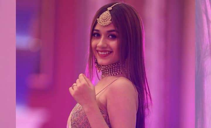 ছোট্ট বয়স থেকে টেলিভিশনের পরিচিত মুখ। বাড়তি পাওনা সোশ্যাল মিডিয়ার জনপ্রিয়তা। তাবড় অভিজ্ঞ অভিনেতাকেও টেক্কা দেন। স্কুলের পাঠ চুকিয়ে এখন অভিনয়ই ধ্যানজ্ঞান জন্নত জুবেরের।