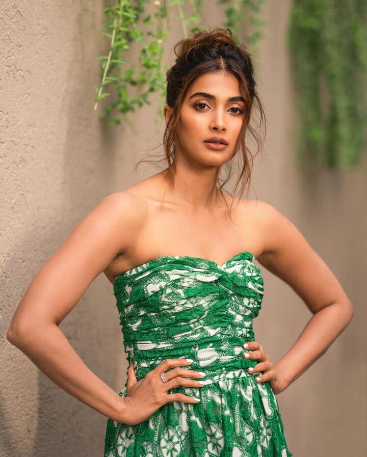 దర్శకుడు త్రివిక్రమ్ తో సినిమాలు చేసిన తర్వాత హీరోయిన్ గా తనకంటూ ఓ గుర్తింపు తెచ్చుకుంది. ఆయన దర్శకత్వంలో నటించిన ‘అరవిందసమేత వీరరాఘవ’, ‘అల వైకుంఠపురములో’ చిత్రాలు బ్లాక్ బస్టర్స్ గా నిలిచాయి. Photo@Pooja Hegde/Instagram